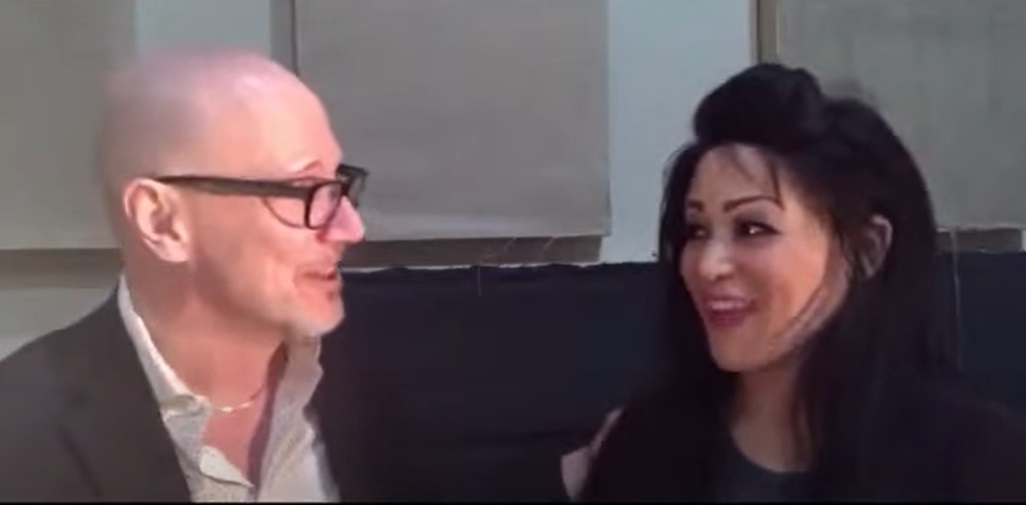 Vidéo promotionnel de Perry Mandanici qui interview Sofia Elle Morgane en vue de la première du spectacle Whitney Houston Experience