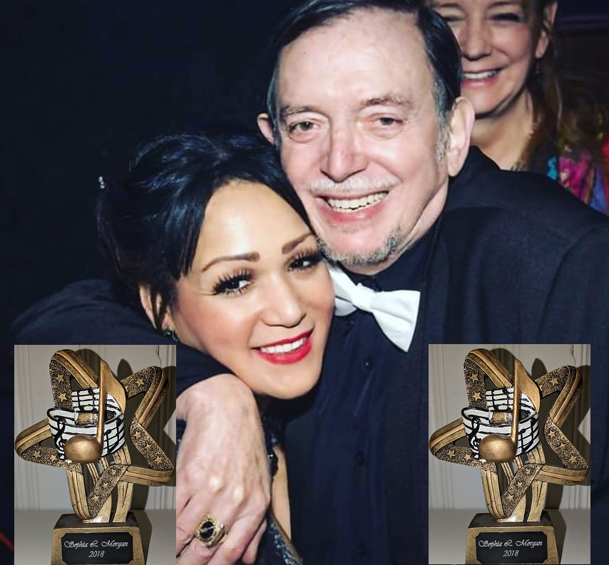 Cayus Le Bohémien décerne un Trophé a Sophia L Morgan en 2018